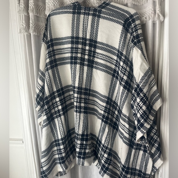 Abercrombie White and Navy Shawl - Picture 4 of 4